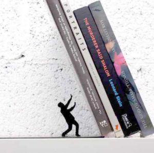 תומך ספרים מקסים- איש מחזיק-0