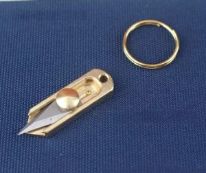 סכין יוטיליטי טיטניום קטנה מאוד, סכין קטנה EDC לפתיחת קופסאות / אריזות עם להב מפלדת אל-חלד, קלת משקל ואיכותית